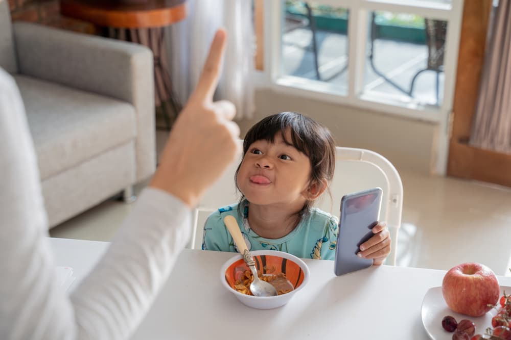 Jangan berikan gadget untuk mengatasi tantrum pada anak 