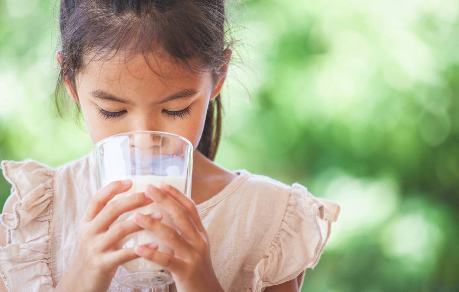 image anak minum susu