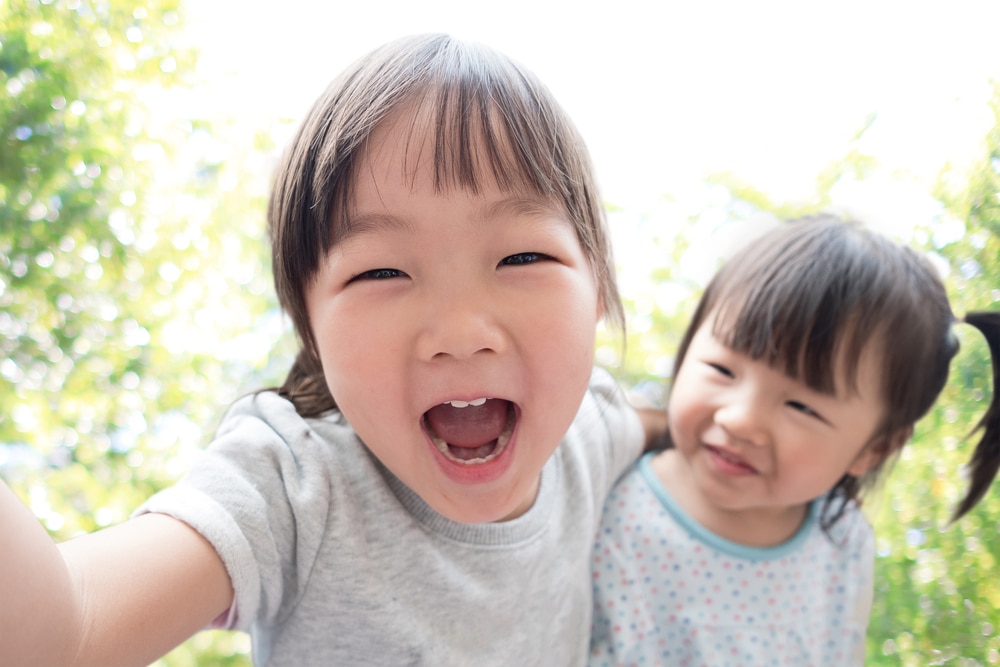 Ajak Si Kecil Main dengan Teman agar Jago Bicara