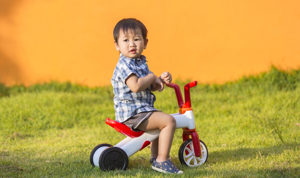 Dukung Stimulasi Motorik Si Kecil Lewat Sepeda Roda Tiga