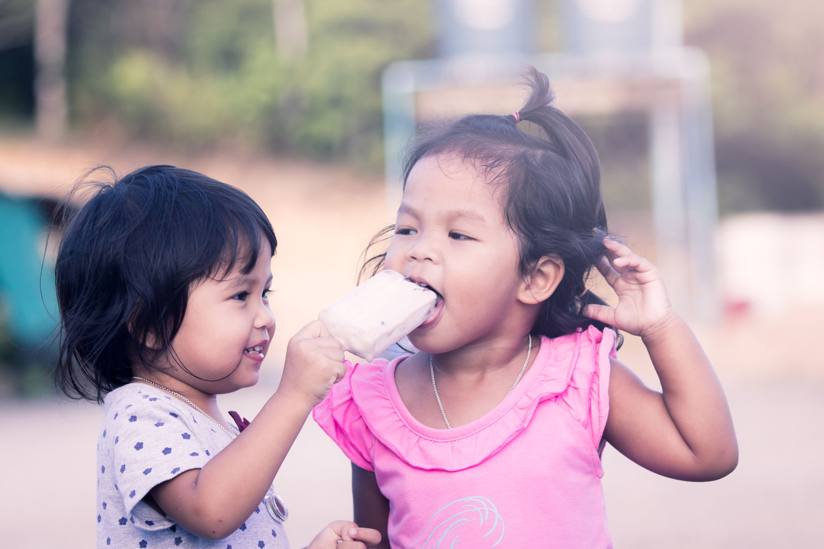 Ajarkan Si Kecil Belajar Berbagi dengan Bermain Peran