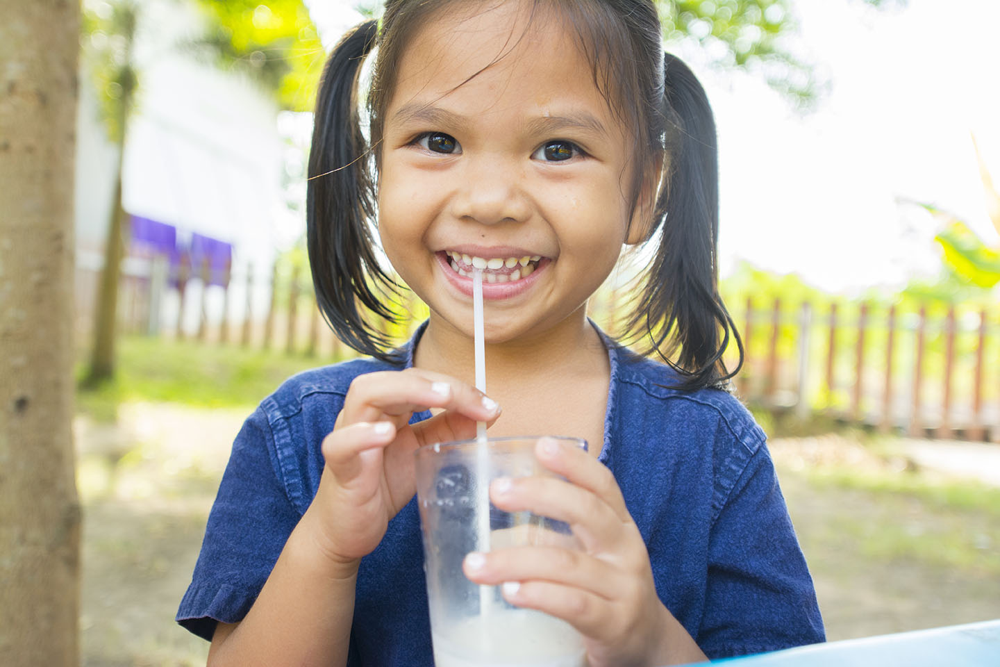 Kemandirian di Balik Mengajari Si Kecil Minum Sendiri