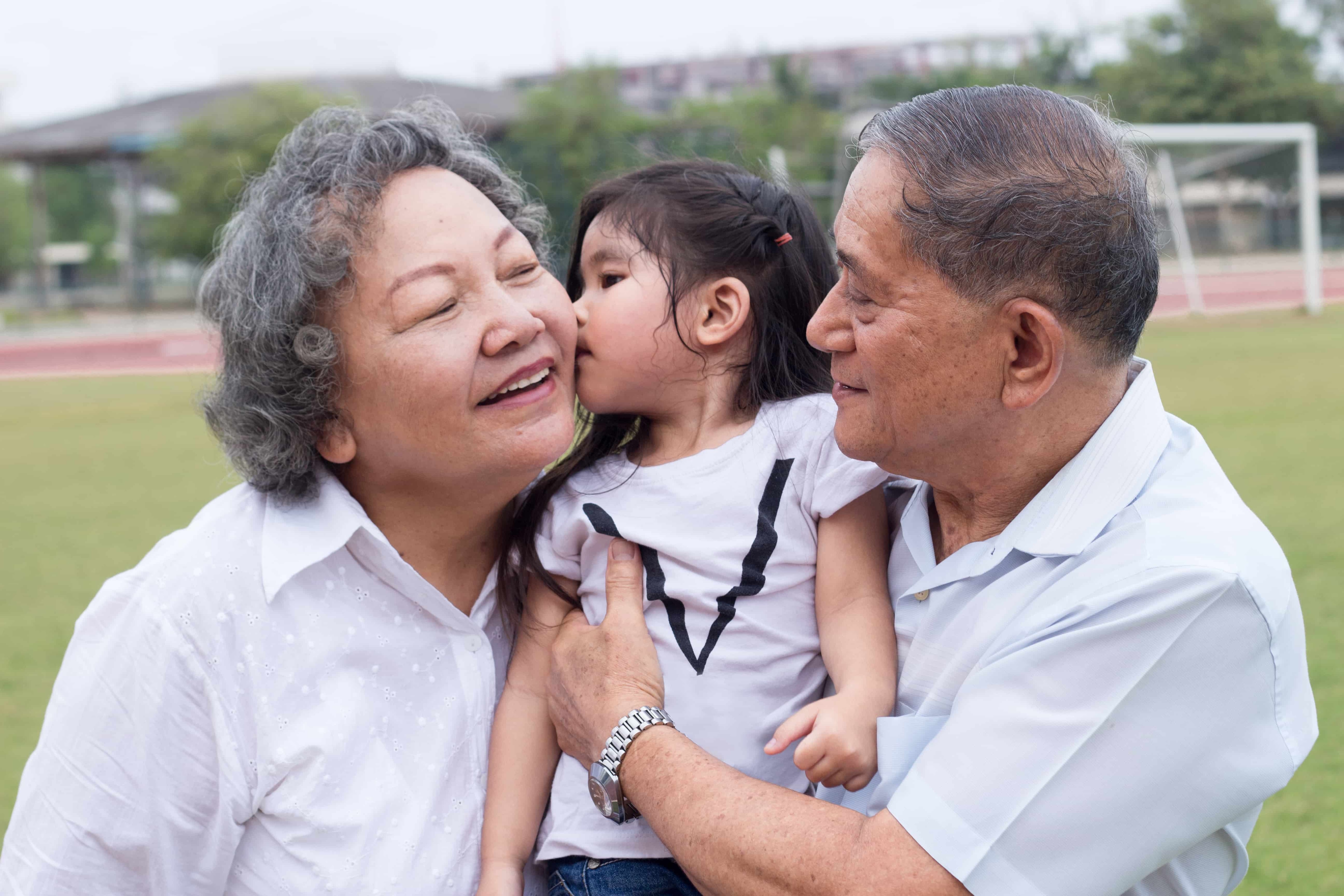 Peran Kakek Nenek Dalam Tumbuh Kembang Si Kecil