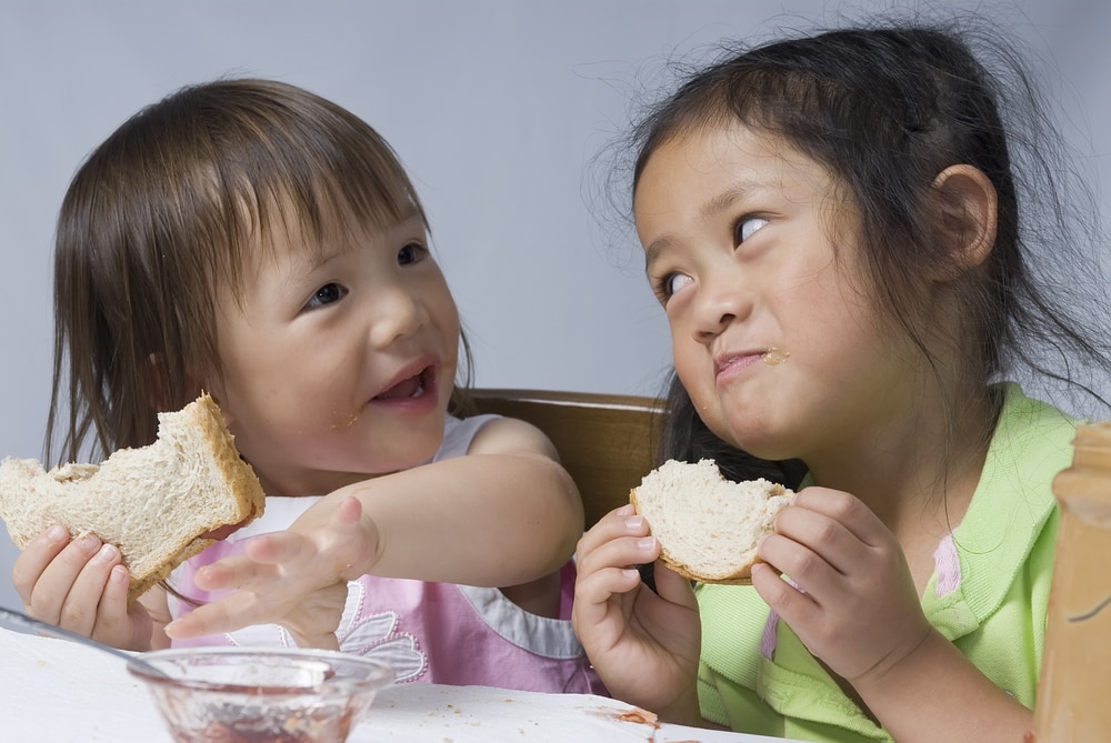 Pola Makan vs Ngemil Si Kecil, Bagaimana Bunda Mengaturnya?