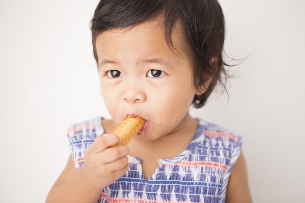 Si Kecil Suka Ngemut Makanan? Ini Trik Mengatasinya