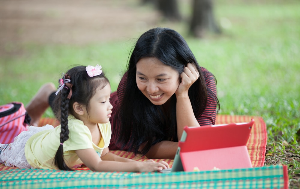 Panduan dan Manfaat Main Gadget untuk Anak Cerdas