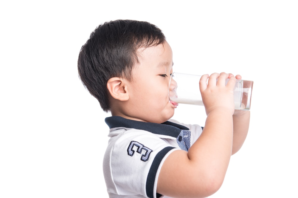 6 Cara Agar Si Kecil Minum Pakai Gelas