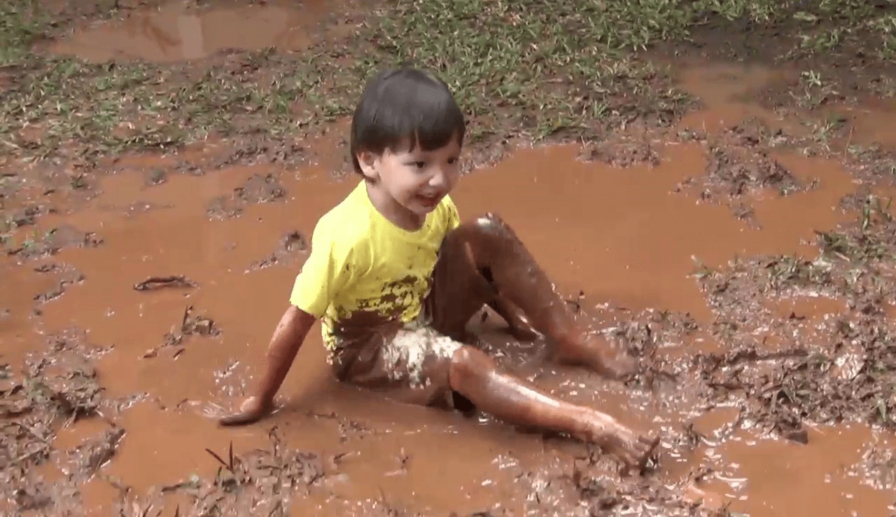 Bahaya Tidak Ya, Kalau Si Kecil Terkena Lumpur Saat Bereksplorasi?