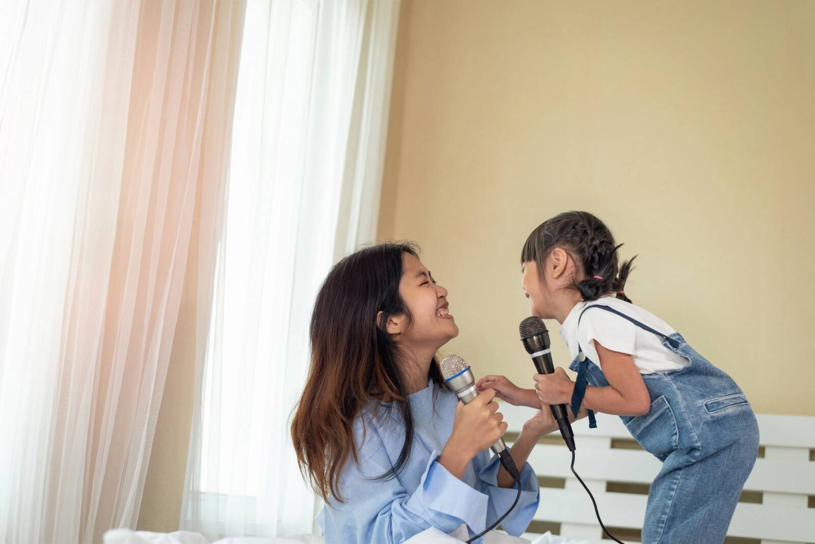 Menunjukkan rasa cinta ibu dengan bernyanyi bersama 