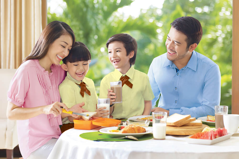 Ibu dan anak membut roti di dapur