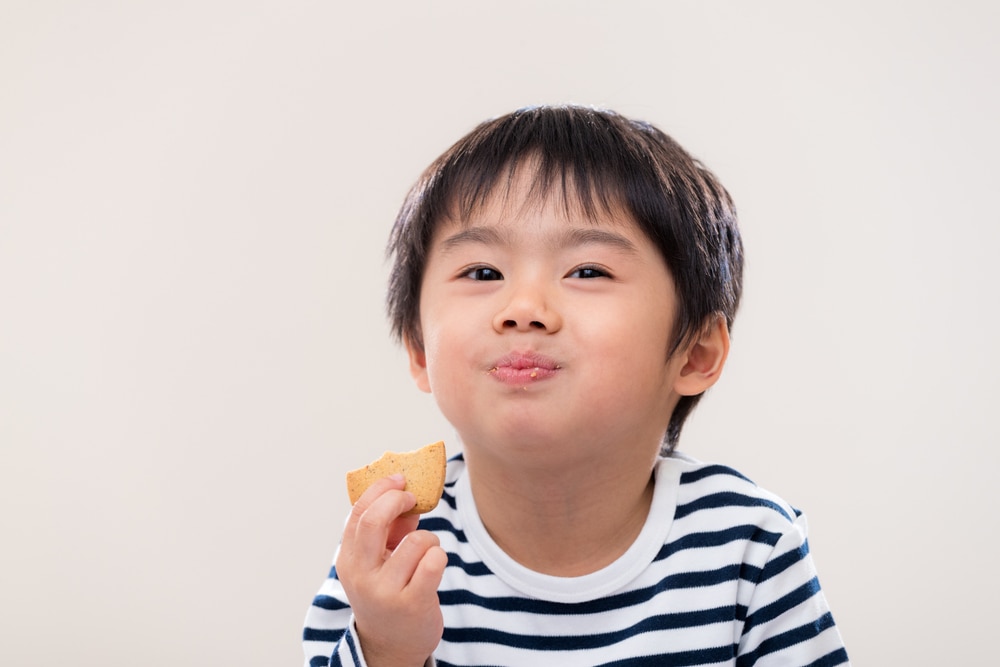 Toddler makan cemilan sehat untuk anak