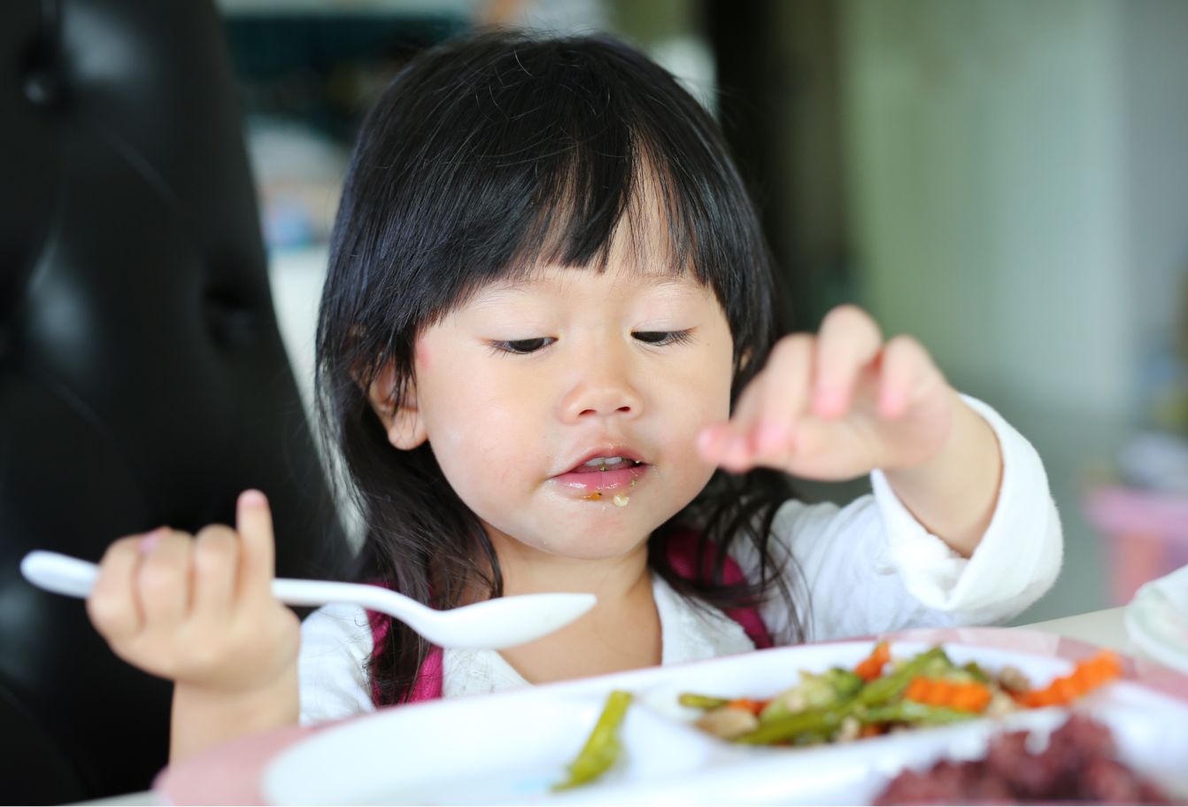 Anak susah makan sedang duduk