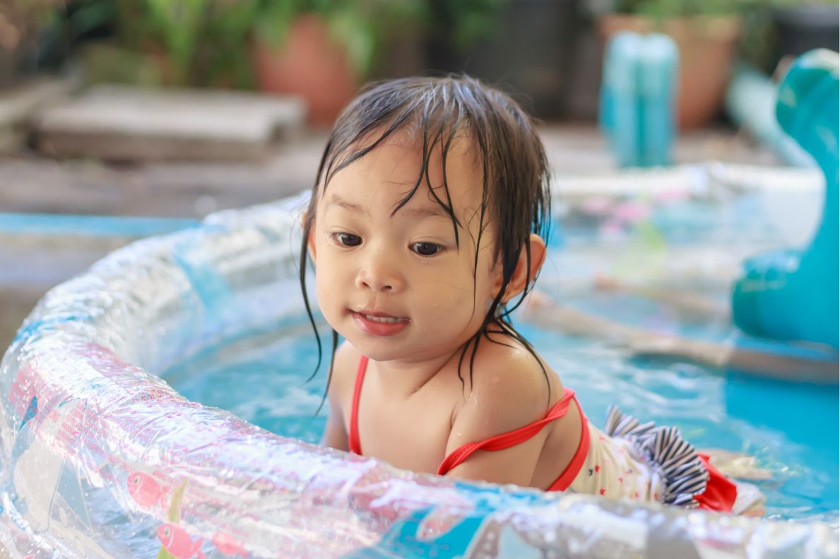 Anak belajar berenang