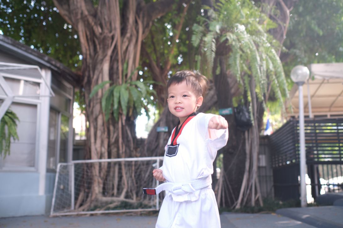 1.	Anak belajar karate