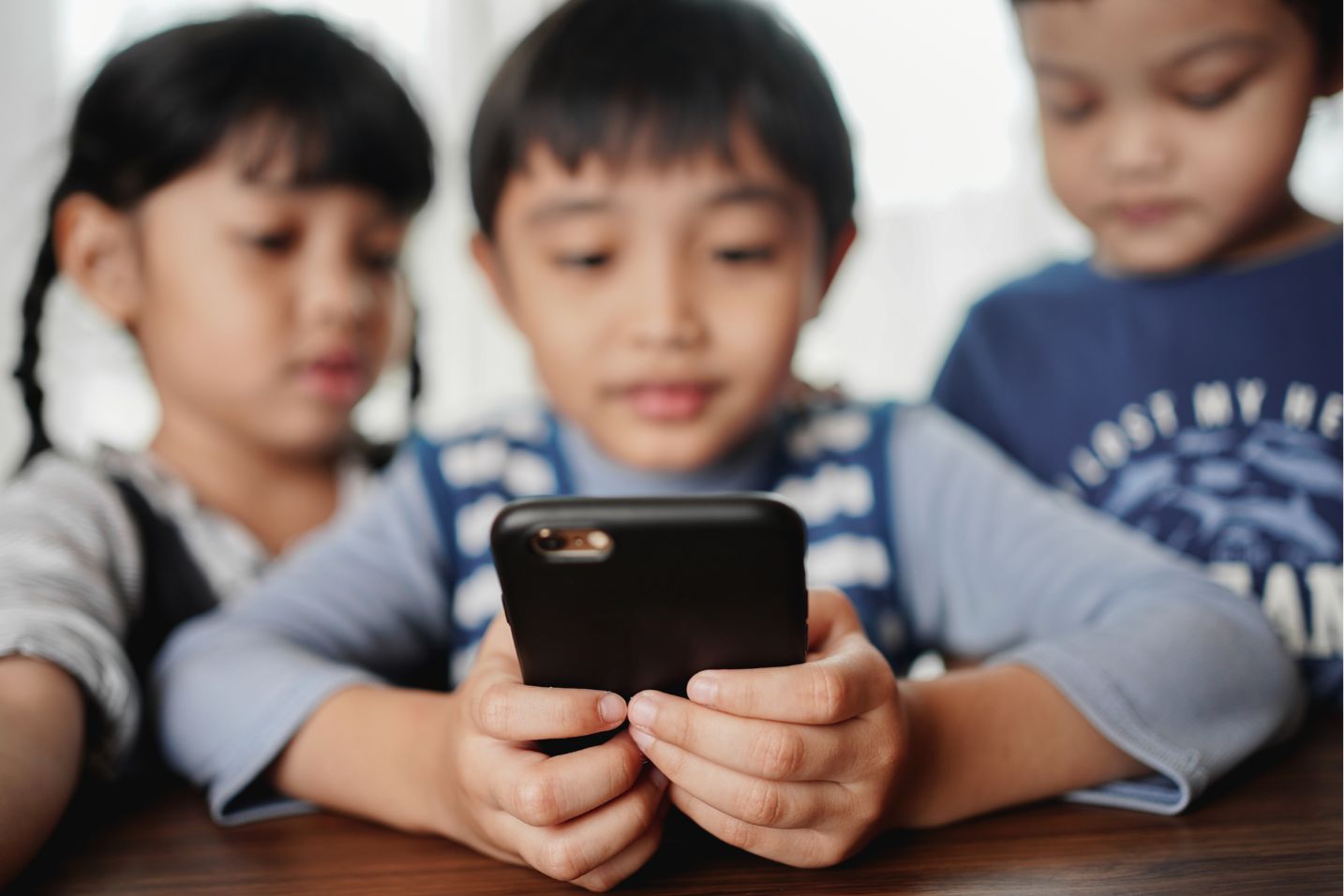 Anak kecanduan gadget bermain handphone