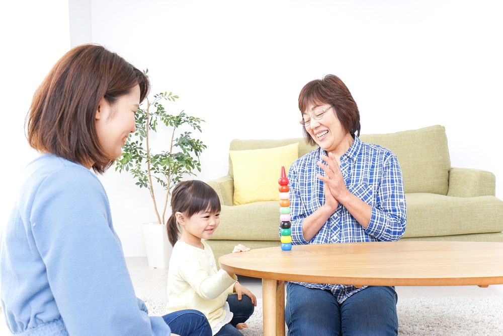 Co-parenting Kompak bersama Nenek dan Kakek