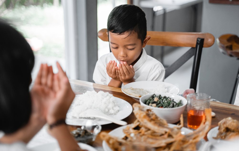 Tips Mengajarkan Anak Cara Menahan Nafsu Makan Selama Puasa