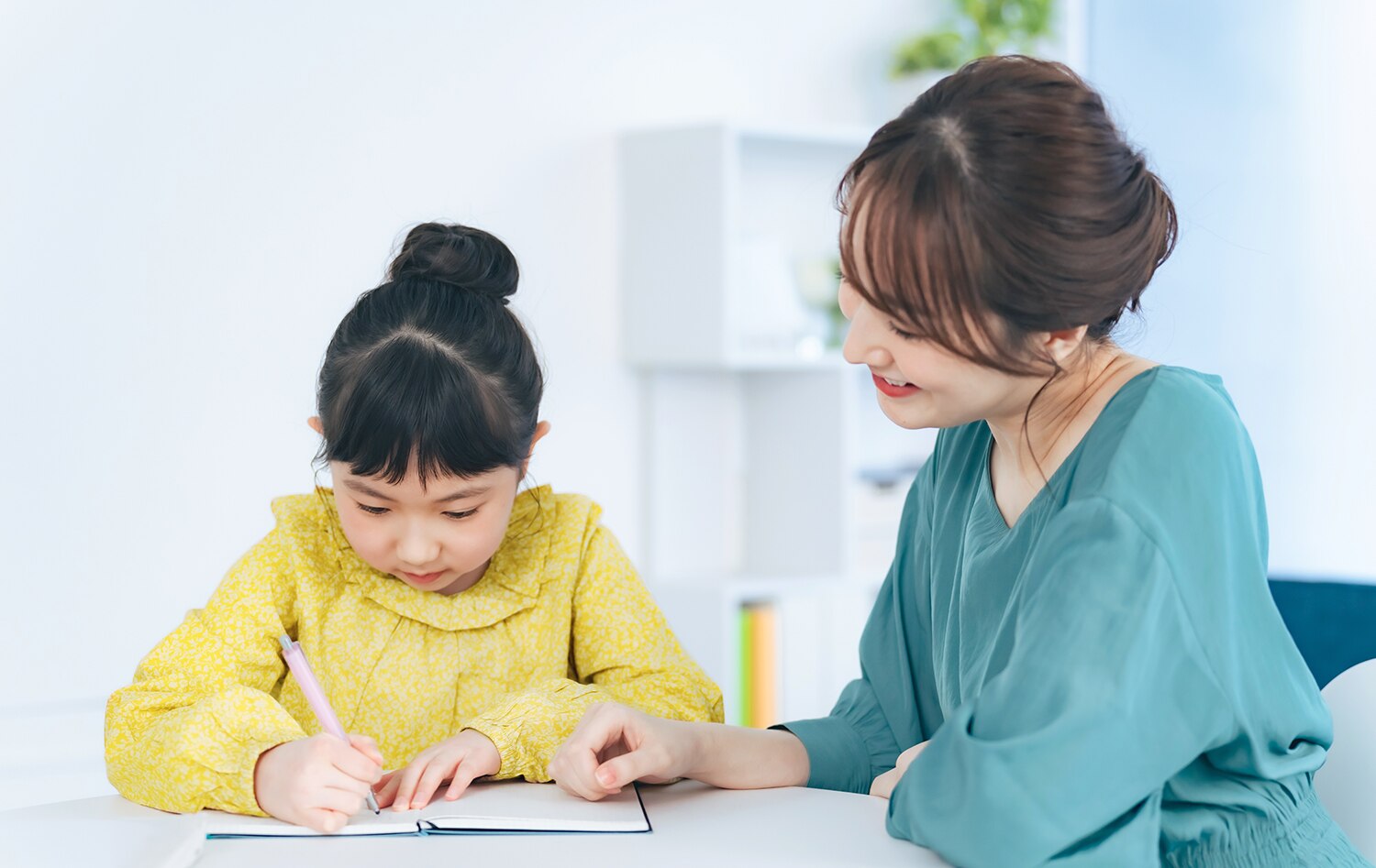 Sudah Waktunya Sekolah? Ini Cara Mengajari Anak Menulis