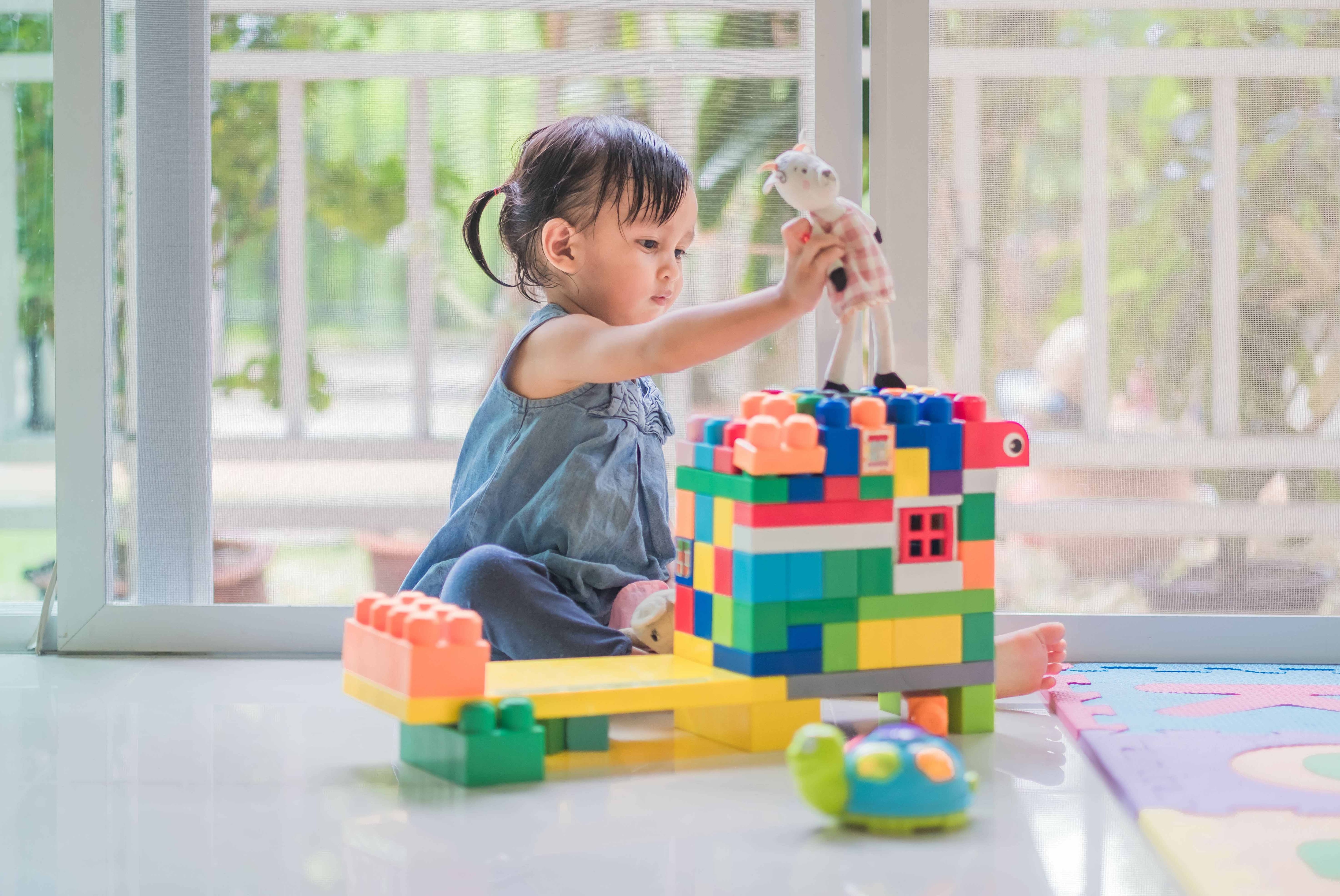 Screen time untuk bayi: batasi dan buat mereka bermain!