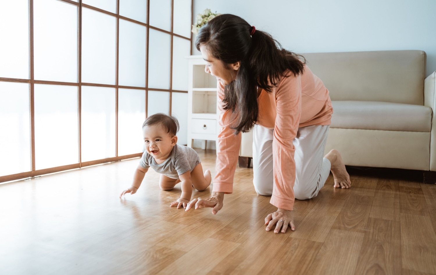 Bayi 8 Bulan Belum Bisa Merangkak: Apa yang Harus Bunda Lakukan?